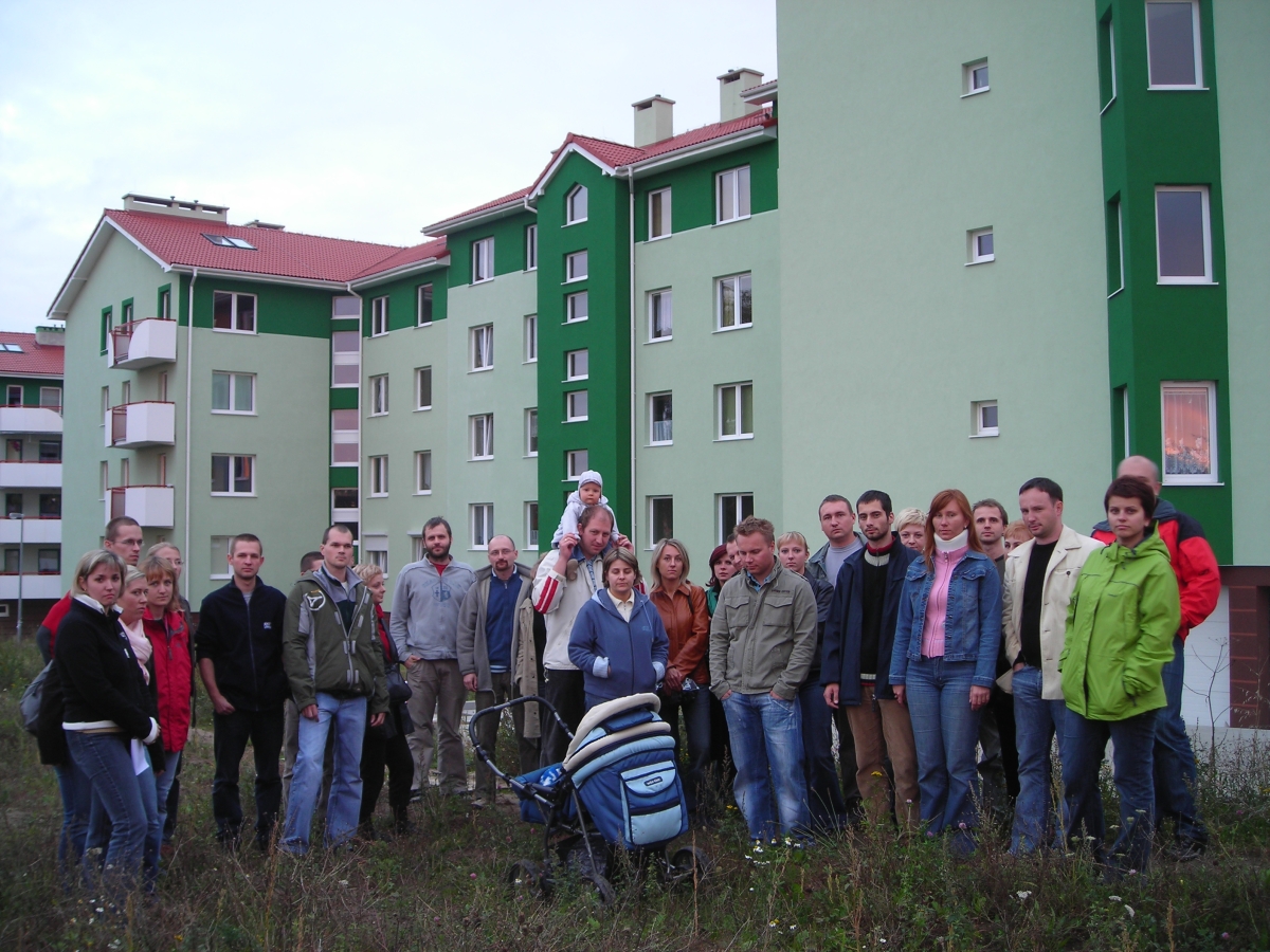 Grupka mieszka�c�w bloku przy ul Nieborowskiej 34