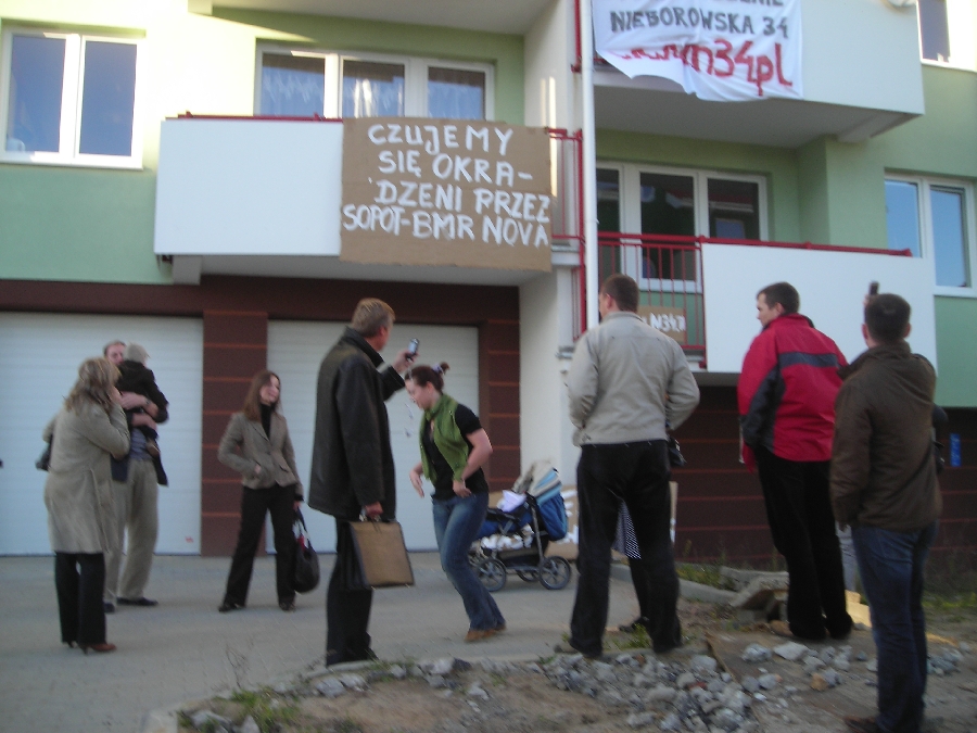 Wieszanie transparentów na bloku 1 Wieszanie transparentów na bloku 1