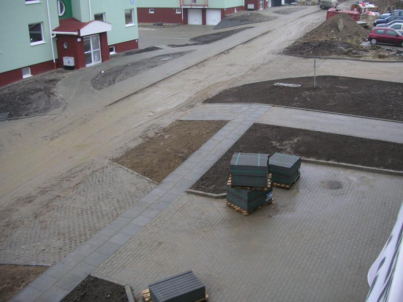 przed naszym blokie jest ju� coraz �adniej....